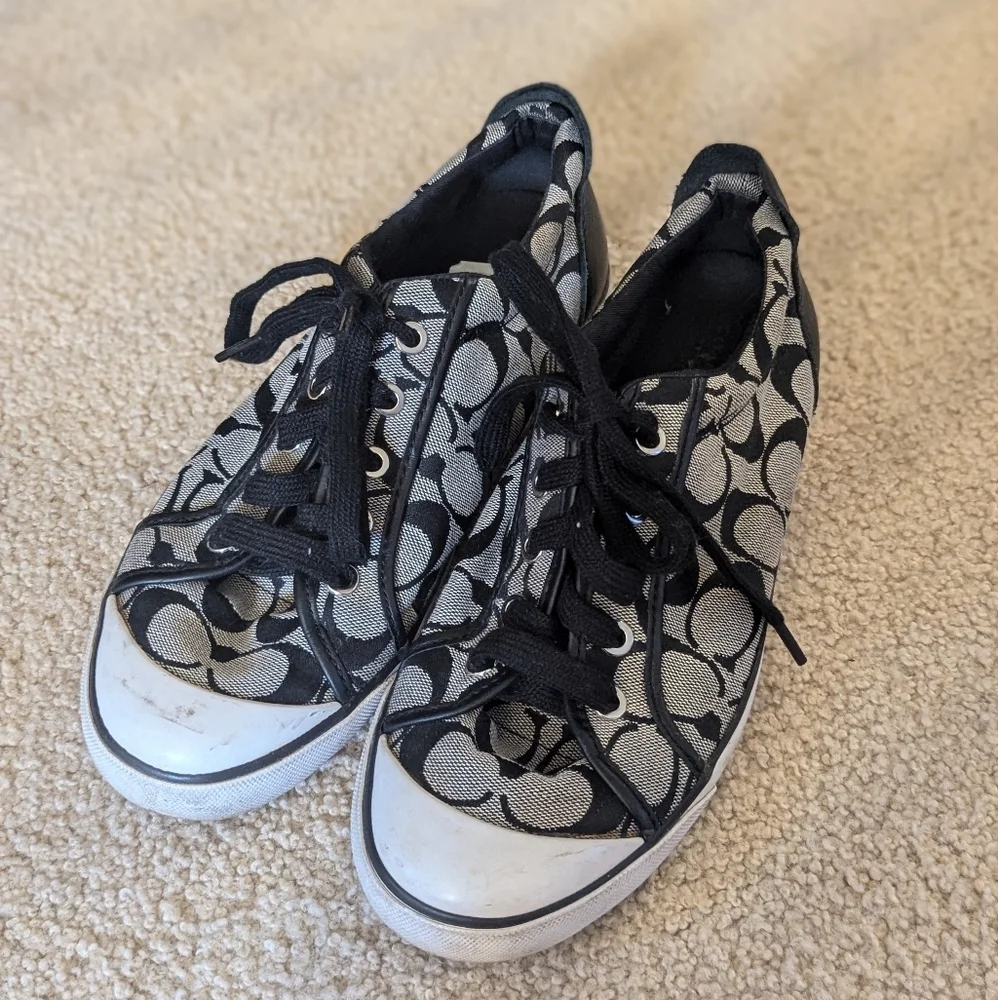 Coach low sneaker with black and tan inlay. Marked with Coach C Barrett Size 9.5